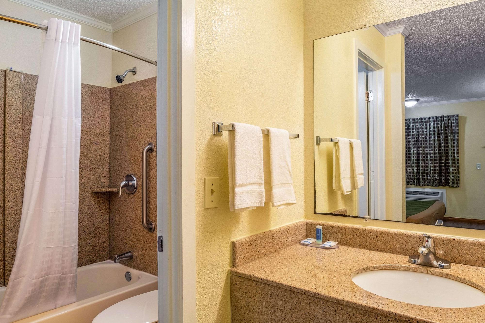 Rodeway Inn & Suites Fort Jackson Columbia Bagian luar foto