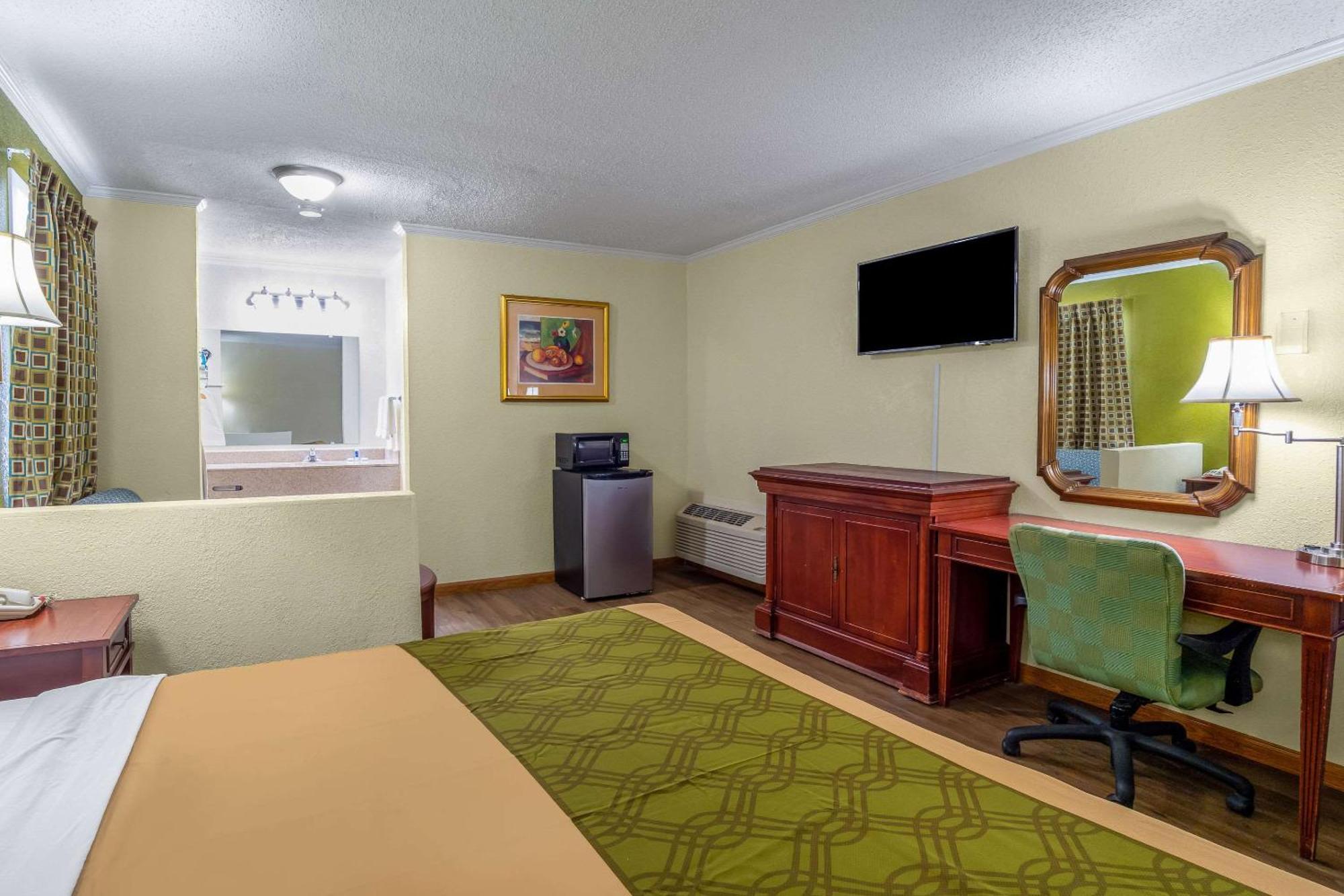 Rodeway Inn & Suites Fort Jackson Columbia Bagian luar foto