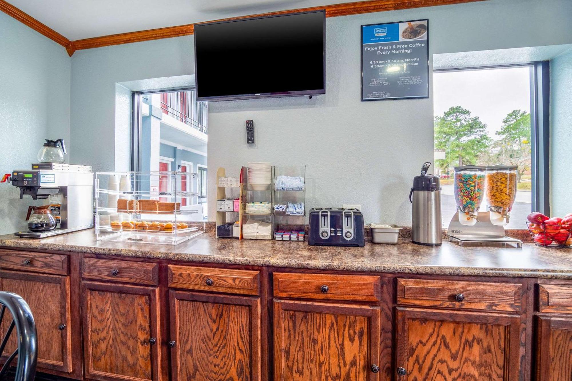 Rodeway Inn & Suites Fort Jackson Columbia Bagian luar foto