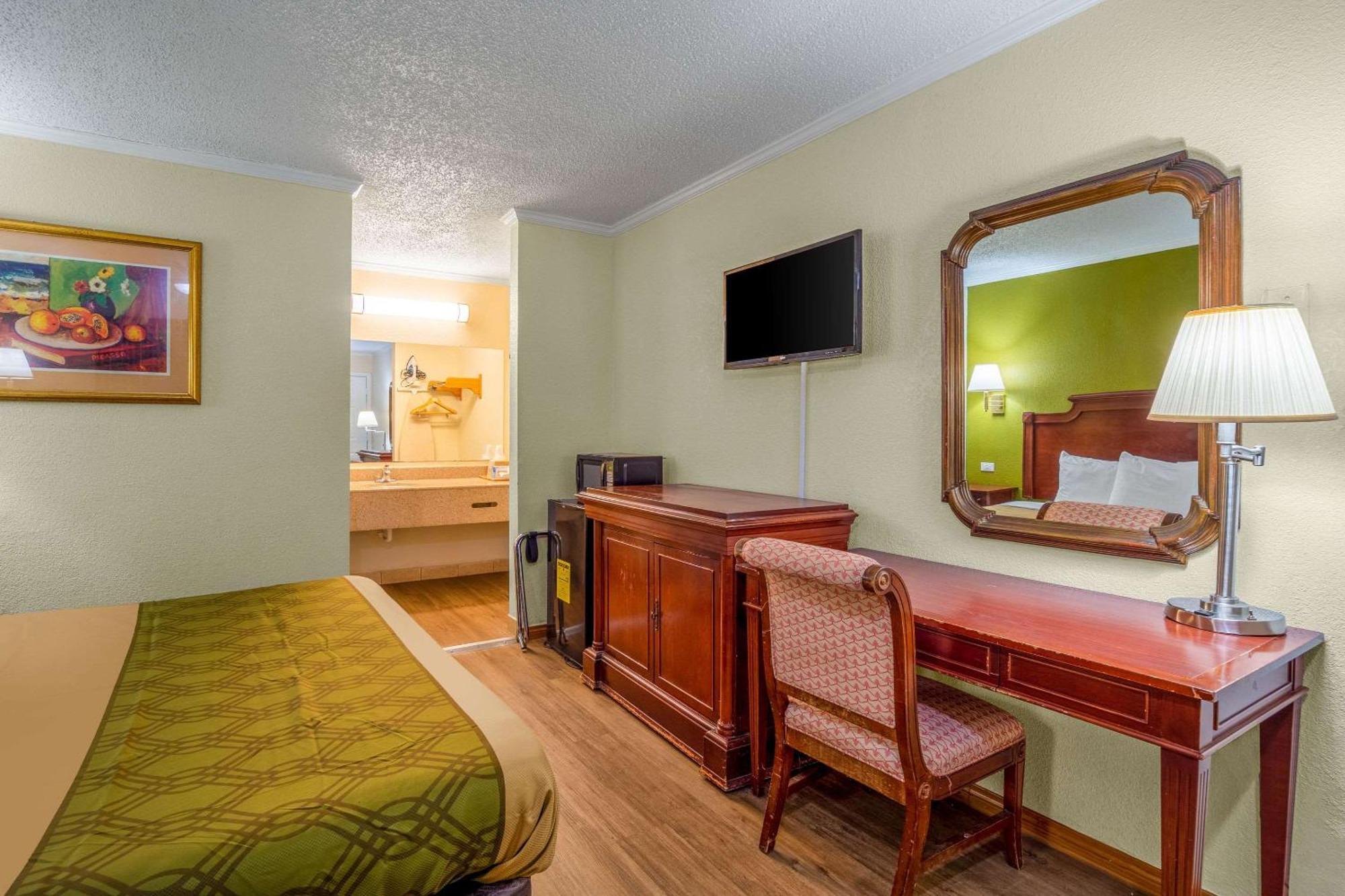 Rodeway Inn & Suites Fort Jackson Columbia Bagian luar foto
