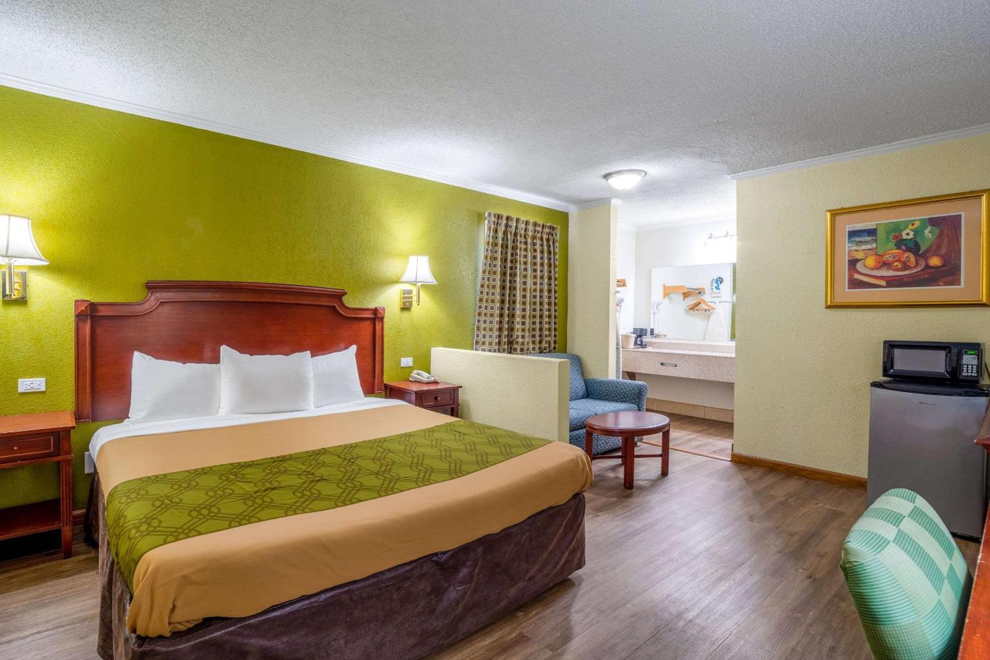 Rodeway Inn & Suites Fort Jackson Columbia Bagian luar foto