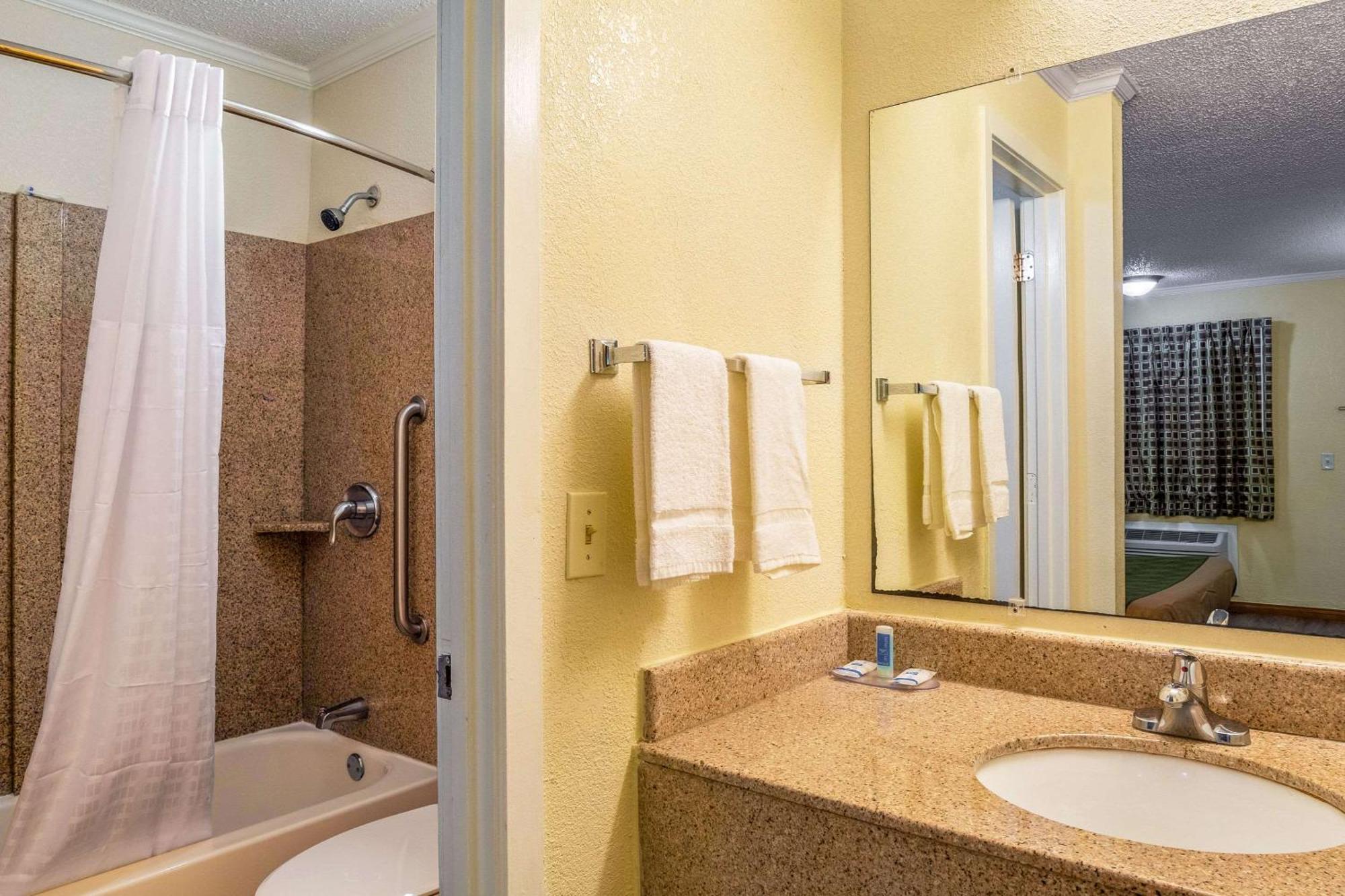Rodeway Inn & Suites Fort Jackson Columbia Bagian luar foto