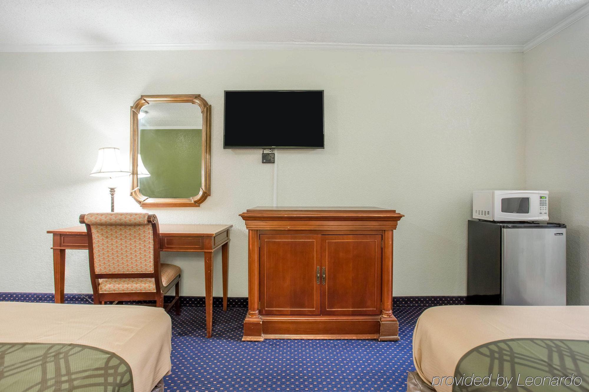 Rodeway Inn & Suites Fort Jackson Columbia Bagian luar foto