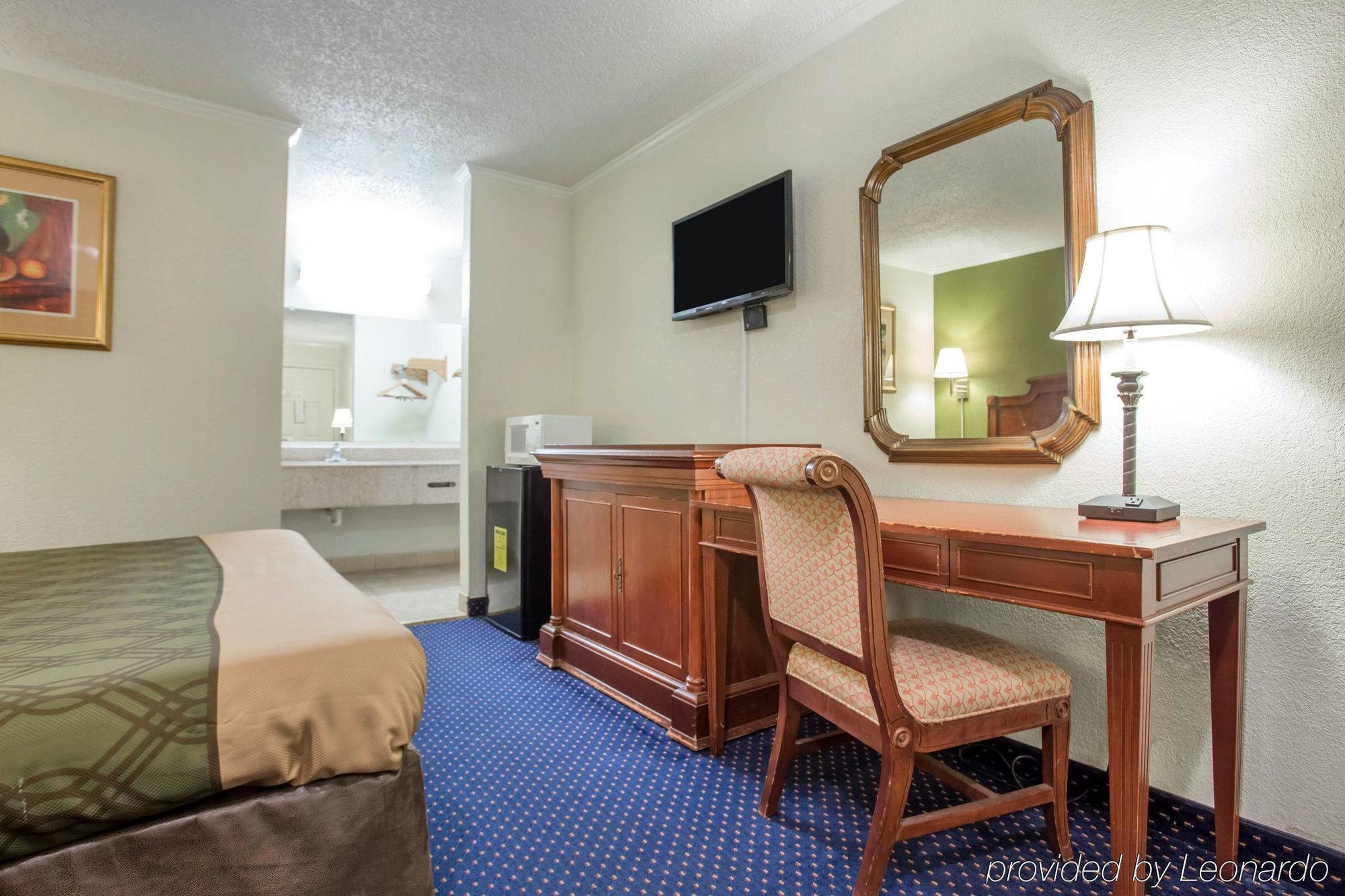Rodeway Inn & Suites Fort Jackson Columbia Bagian luar foto