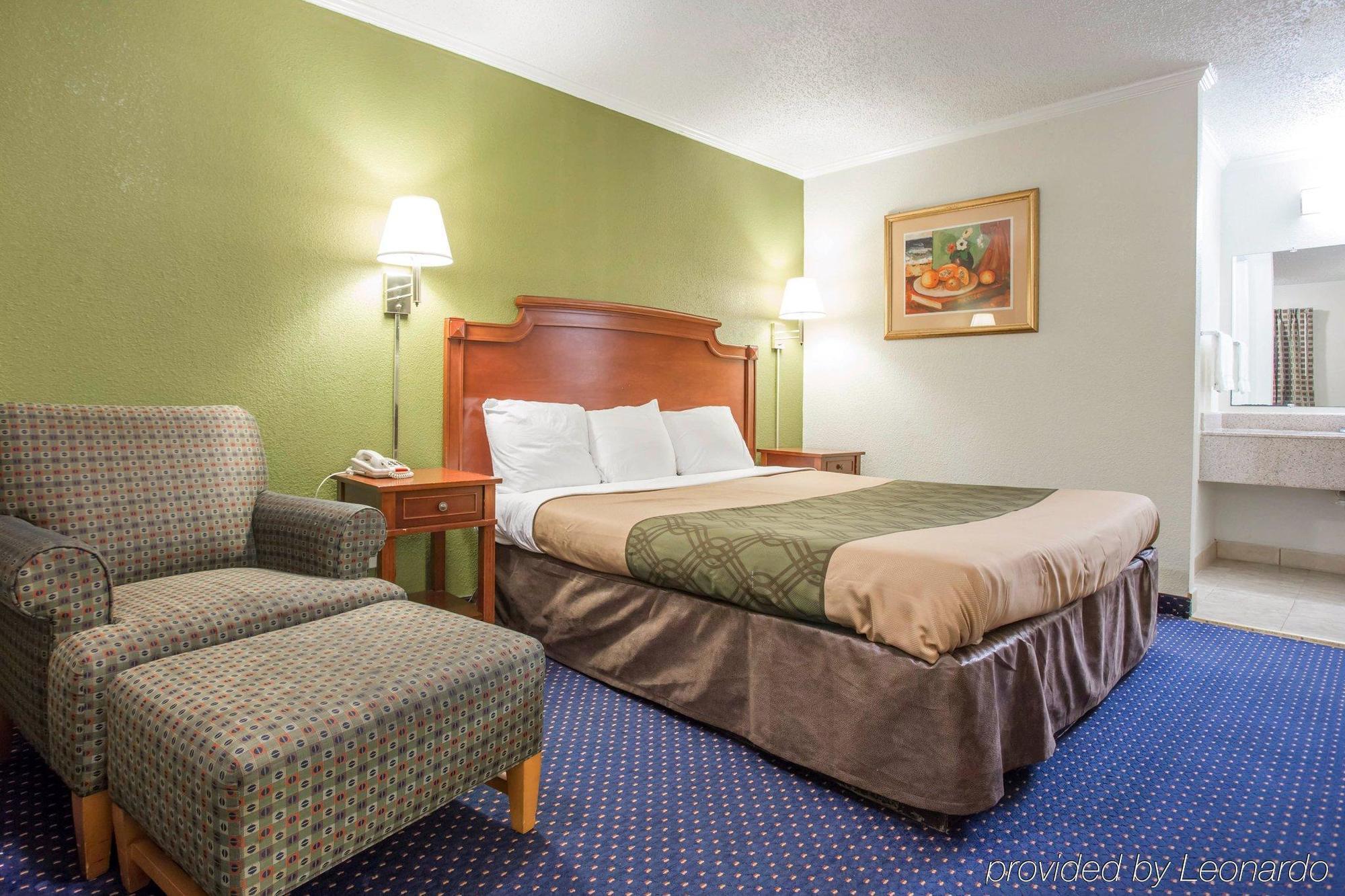 Rodeway Inn & Suites Fort Jackson Columbia Bagian luar foto