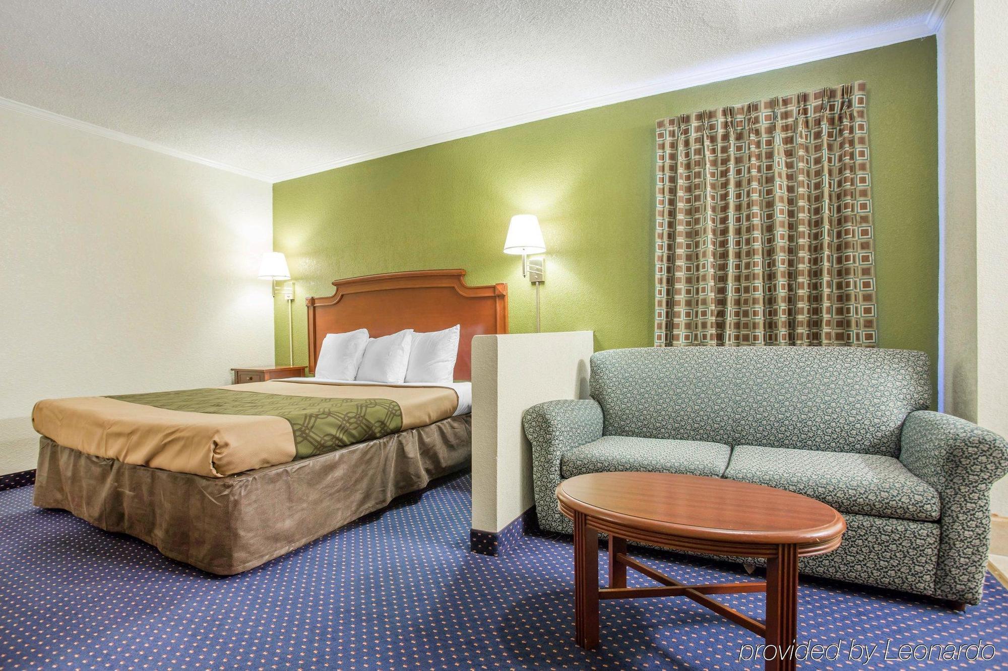 Rodeway Inn & Suites Fort Jackson Columbia Bagian luar foto
