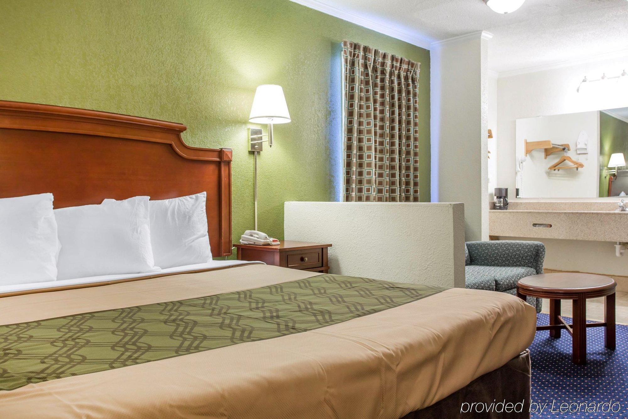 Rodeway Inn & Suites Fort Jackson Columbia Bagian luar foto