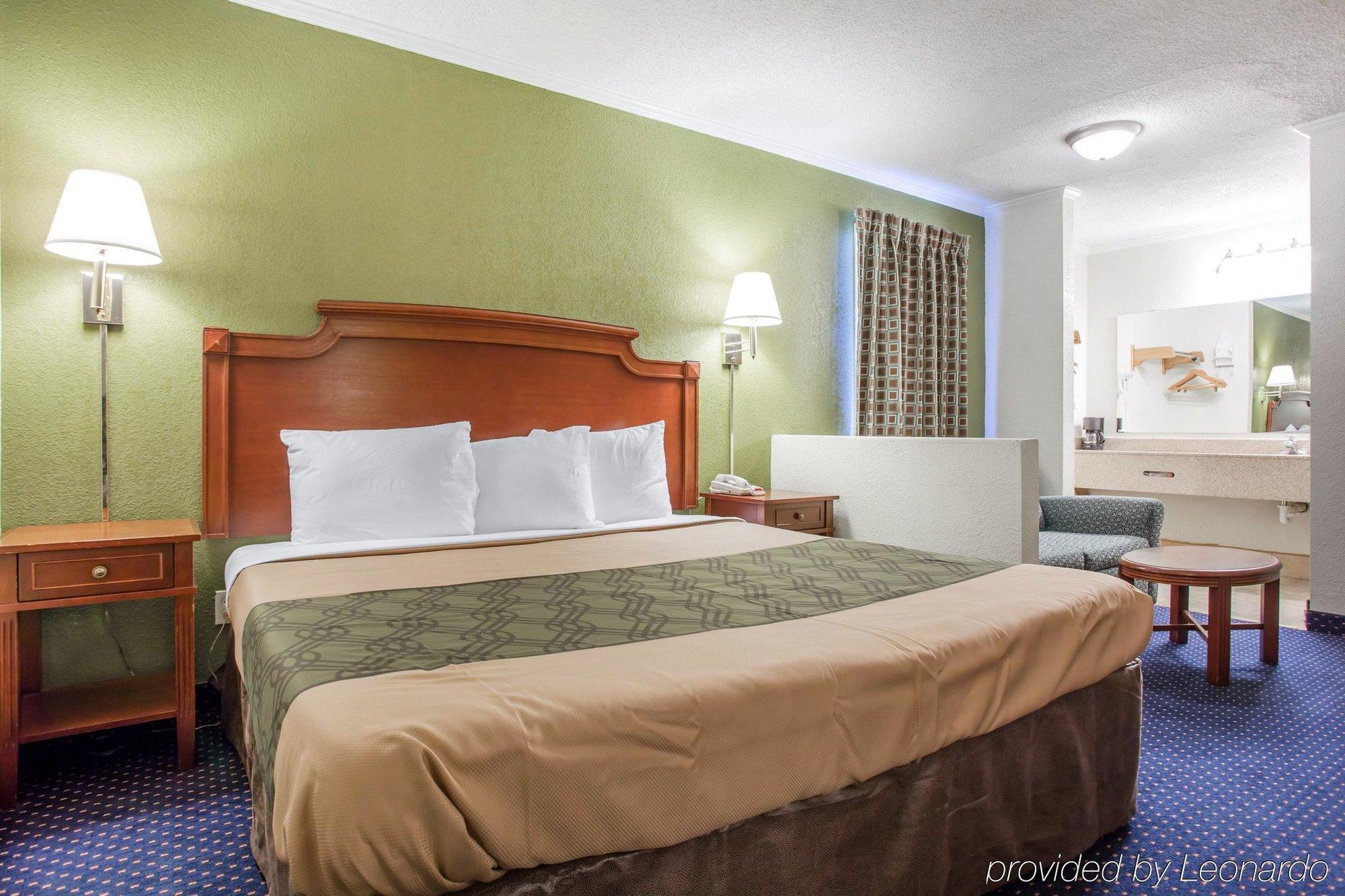 Rodeway Inn & Suites Fort Jackson Columbia Bagian luar foto