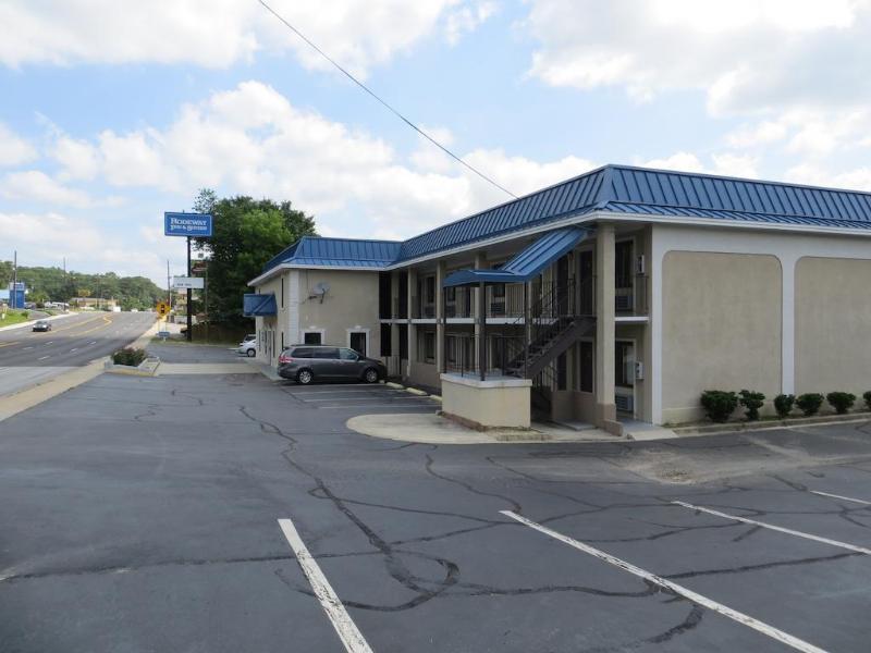 Rodeway Inn & Suites Fort Jackson Columbia Bagian luar foto