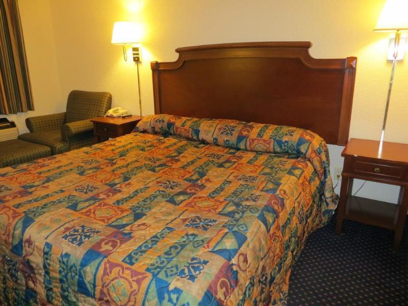Rodeway Inn & Suites Fort Jackson Columbia Bagian luar foto
